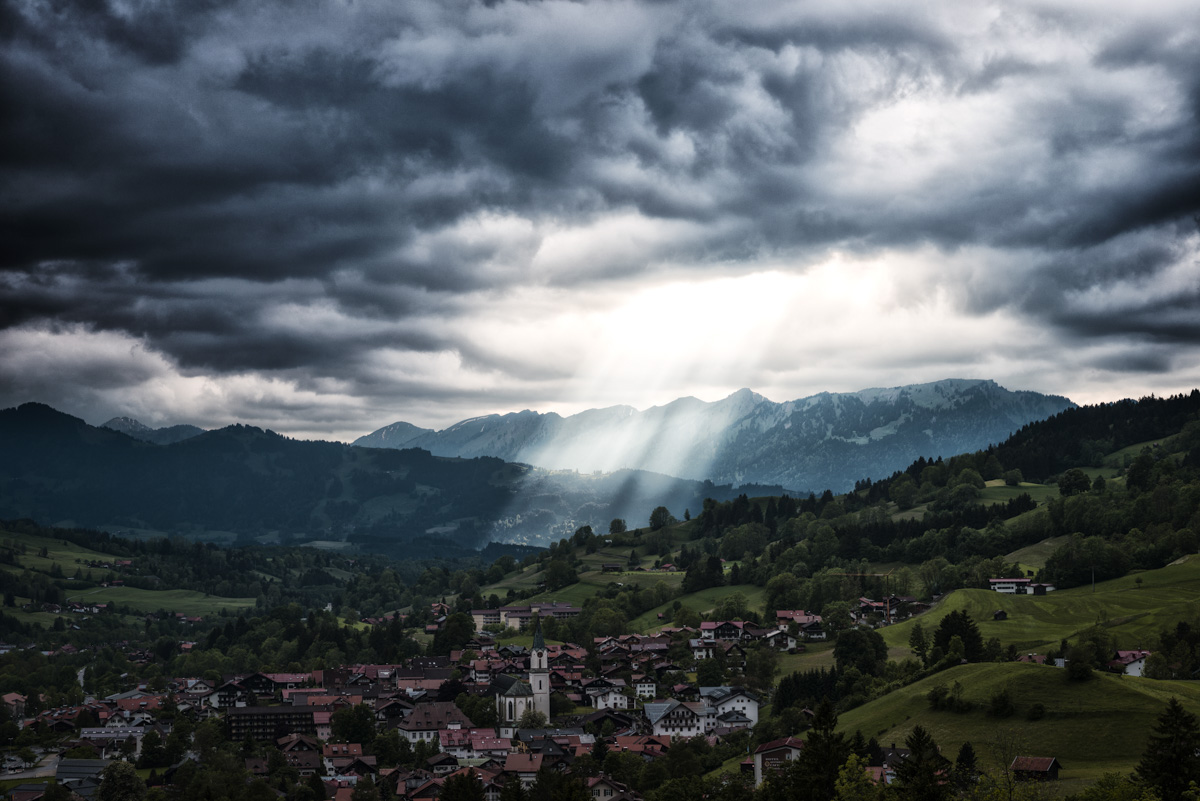 landschaftsbild Allgäu Alpen Berge Hindelang Sommer Godrays Sonnenstrahl Wolken Gewitter Unwetter Oberallgäu Imberger Horn schwarz blau grün sonne