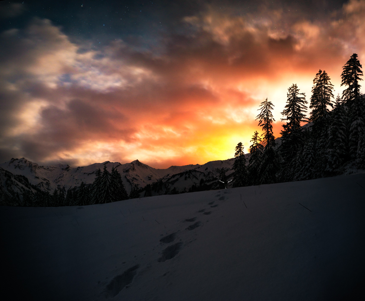 sternenbild sterne Nacht Sternenhimmel Alpen Berge Hinterstein Winter Schnee verschneit Winternacht Nacht Schwarzenberg Milchstrasse Dunkel orange schwarz
