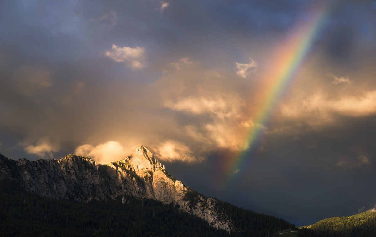 landschaftsbild Tirol Lechtal Hochalpen Sonnenuntergang Alpenglühen Gewitter Blitze Regenbogen Sommer Fernpass Hahntenjoch grün schwarz orange sonne