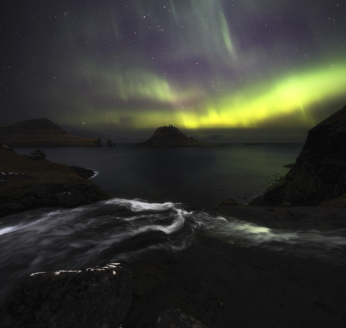 Färöer Bilder Faroe Islands Klippen Felsen Gásadalur Vágar Grün Aurora Nordlichter Wasserfall Meer Tindhólmur