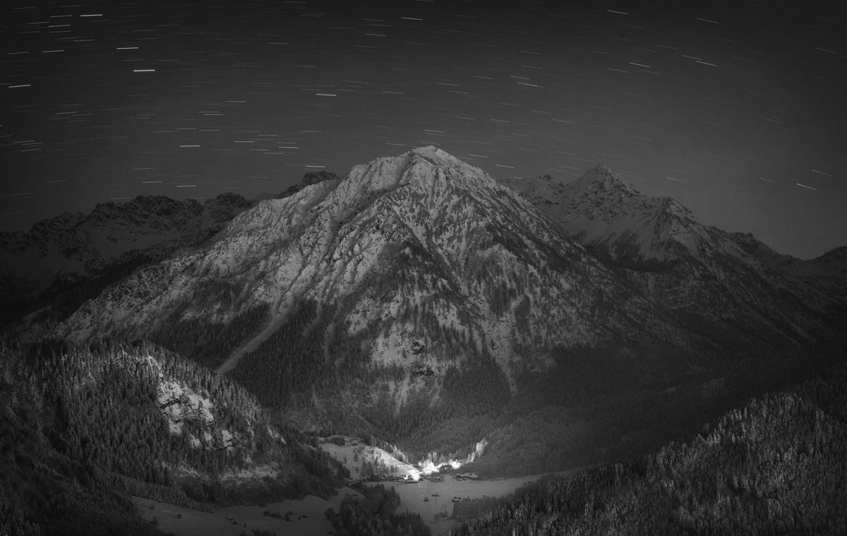 sternenbild sterne Nacht Sternenhimmel Alpen Berge Hinterstein Bruck Winter Schnee verschneit Breitenberg Rotspitz Winternacht Nacht Milchstrasse Dunkel schwarz