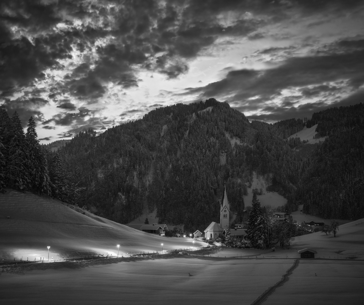 Panorama Allgäu Alpen Berge Winter Schnee verschneit Weihnachten Kapelle Tiefenbach Wasach Klinik Oberstdorf Oberallgäu orange rot