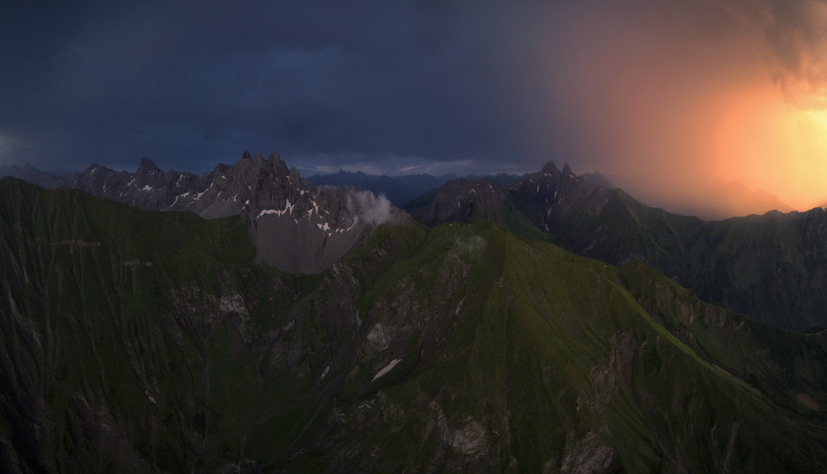 Panorama Allgäu Alpen Berge Oberstdorf Sommer Alpenglühen Sonnenuntergang Krottenkopf Krottenspitze Hornbach Kette Gewitter Schauer Sturm Blitz Kemptner Hütte blau rot orange