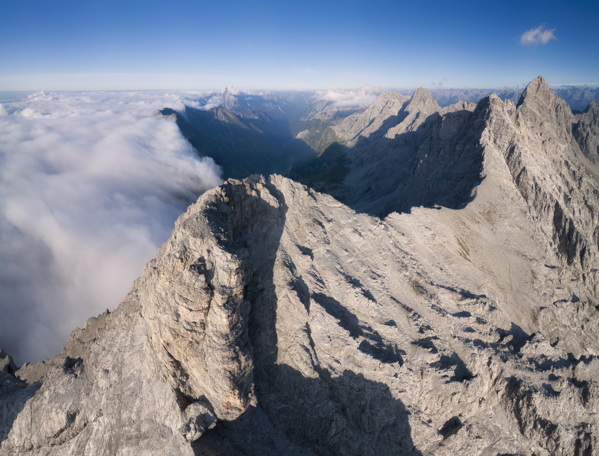 Bergbilder berg bilder Allgäu Alpen Berge Oberstdorf Sommer Krottenkopf Krottenspitze Hornbach Kette Nebel Nebelmeer Kemptner Hütte blauer himmel weiß schwarz sonne