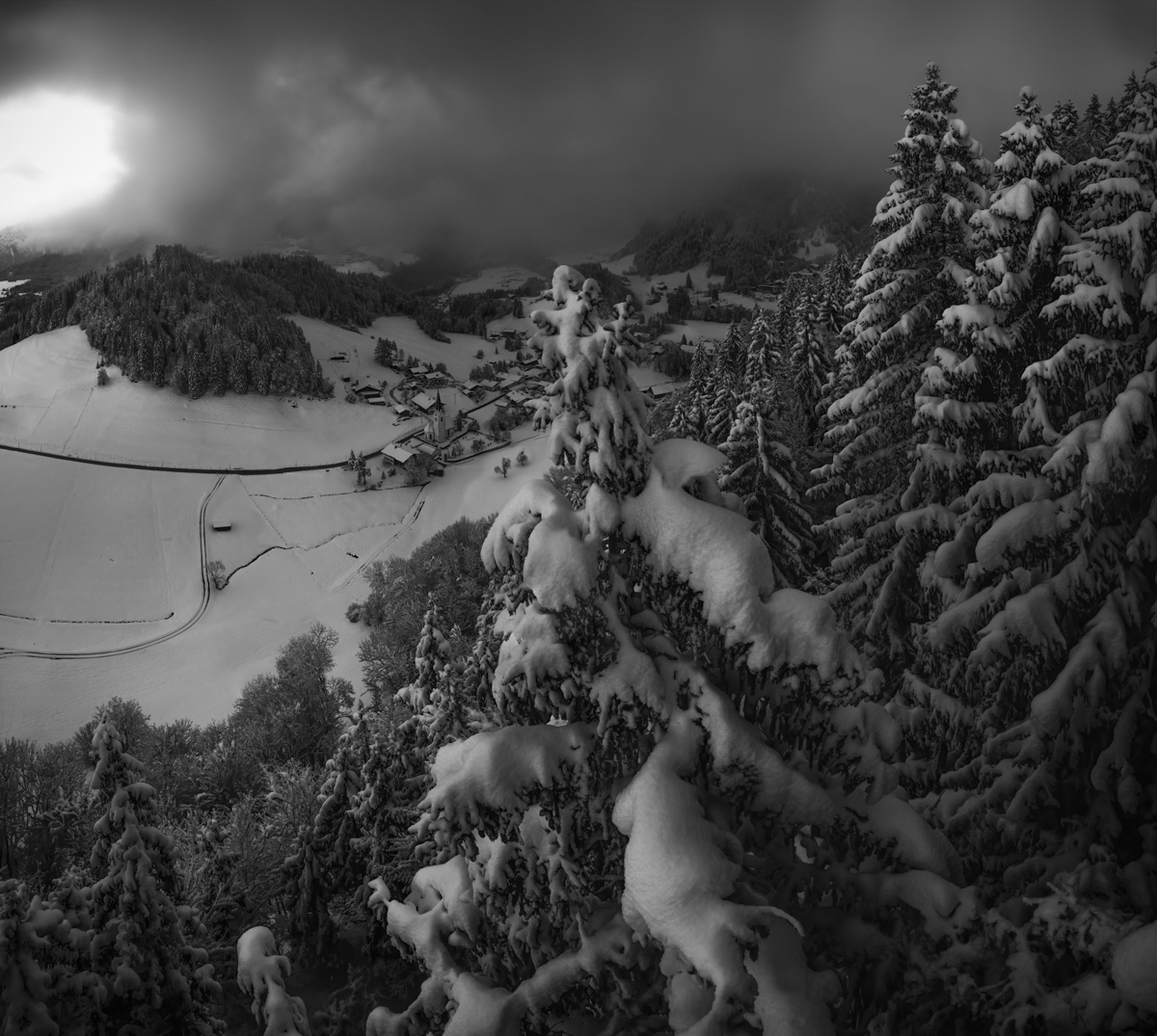 Panorama Allgäu Alpen Berge Winter Schnee verschneit Oberstdorf Wasach Tiefenbach Oberallgäu schwarz weiß orange