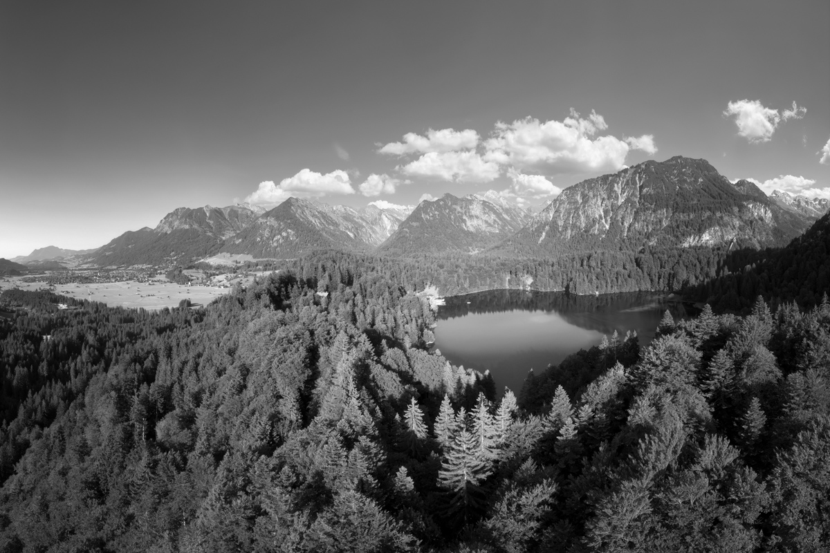 sommer Panorama Allgäu Alpen Berge oberstdorf freibergsee skiflugschanze schattenberg rubihorn bäume wald grün blau