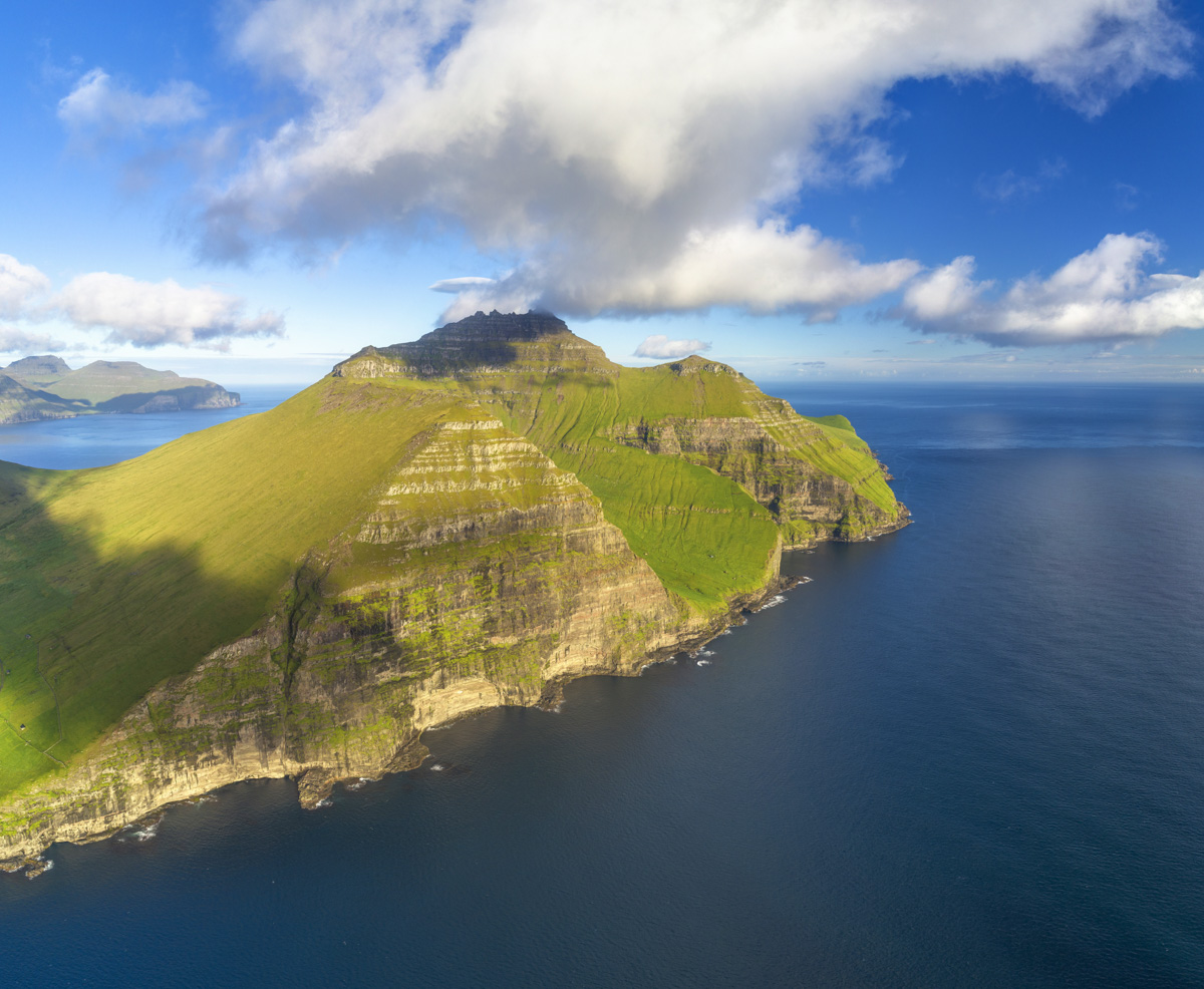 Färöer Bilder Faroe Islands Kalsoy Insel Wolken Meer Berge Grün Blau Nordinseln Trøllanes Mikladalur