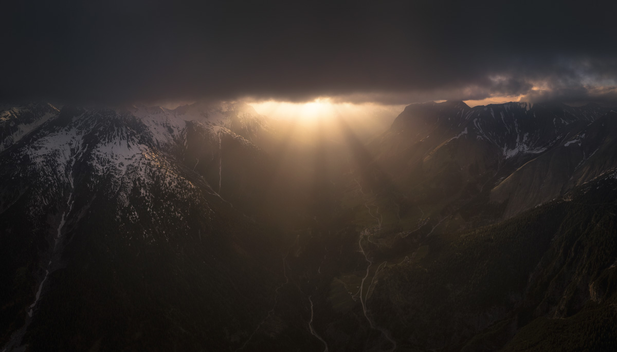 Panorama Tirol Lechtal Hochalpen Sommer Sonnenstrahlen Godray Fernpass Hahntenjoch orange schwarz sonne