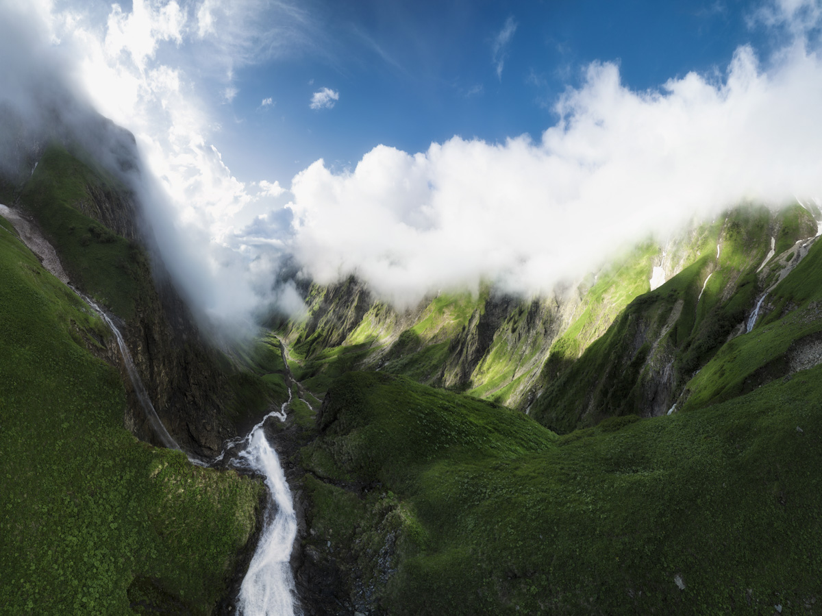 landschaftsbild Allgäu Alpen Berge Oberstdorf Sommer Oberallgäu Wasserfall Bergbach Bach grün blauer himmel sonne