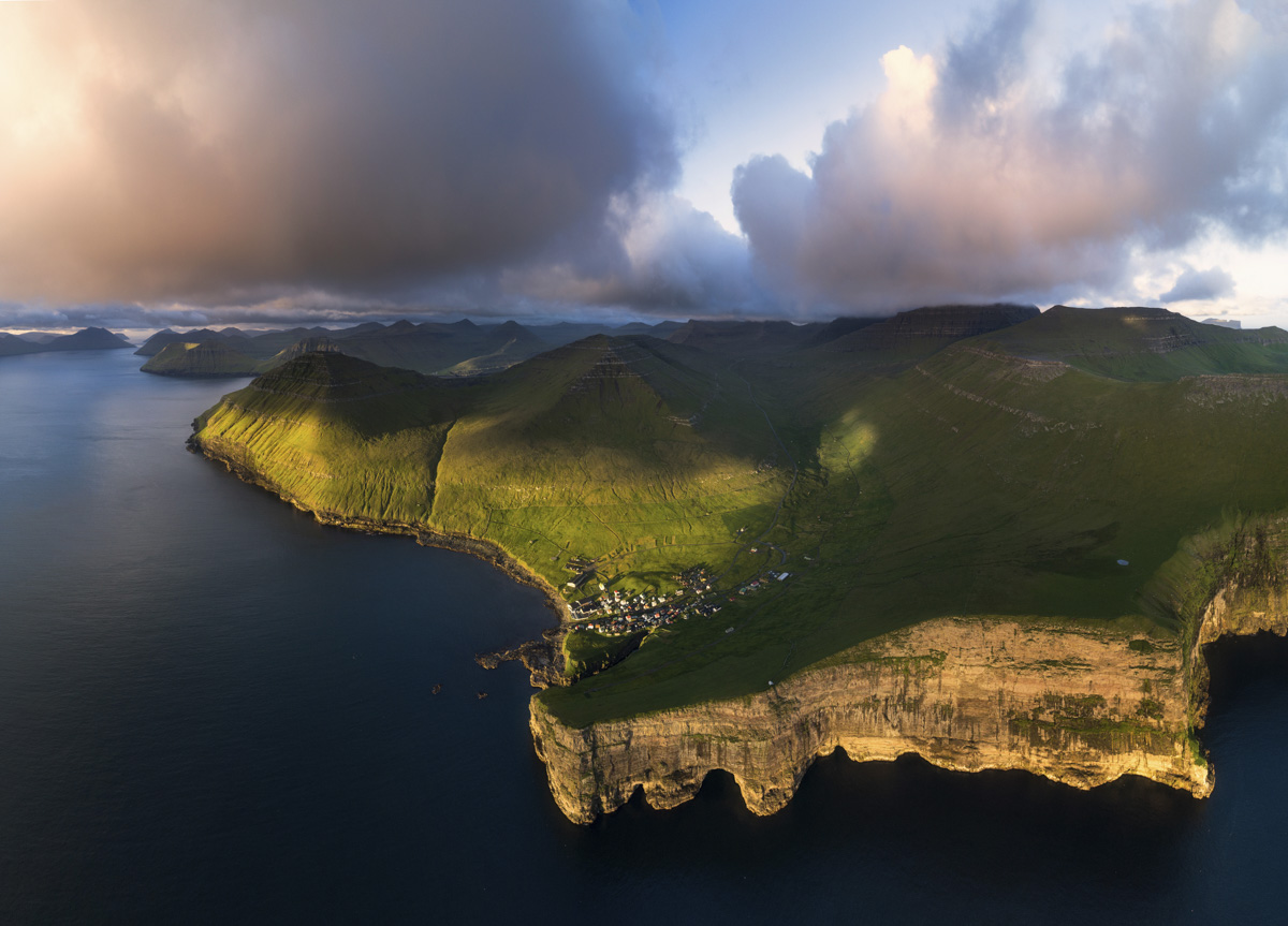 Färöer Bilder Faroe Islands kleines dorf Klippen Felsen Eysturoy Gjógv Inseln Meer Wolken Nebel Sonnenaufgang orange grün blau