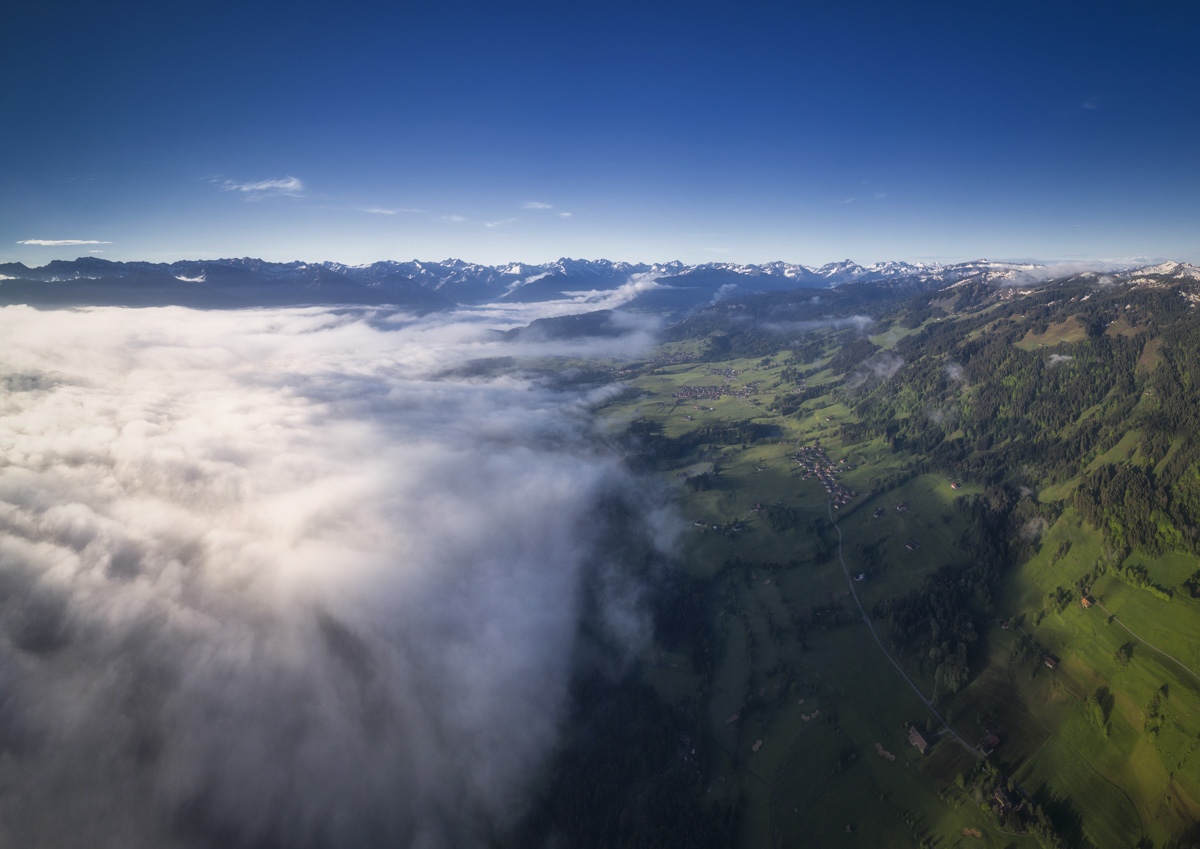 Panorama Allgäu Alpen Berge Oberallgäu Illertal Ofterschwang Fischen Nebel Nebelmeer grün blauer himmel frühling sonne