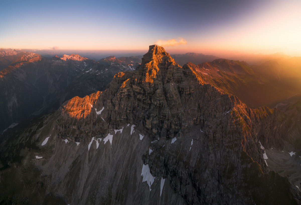 Panorama Allgäu Alpen Berge Hinterstein Sommer Sonnenaufgang Alpenglühen Oberallgäu Hochvogel rot orange blauer himmel sonne