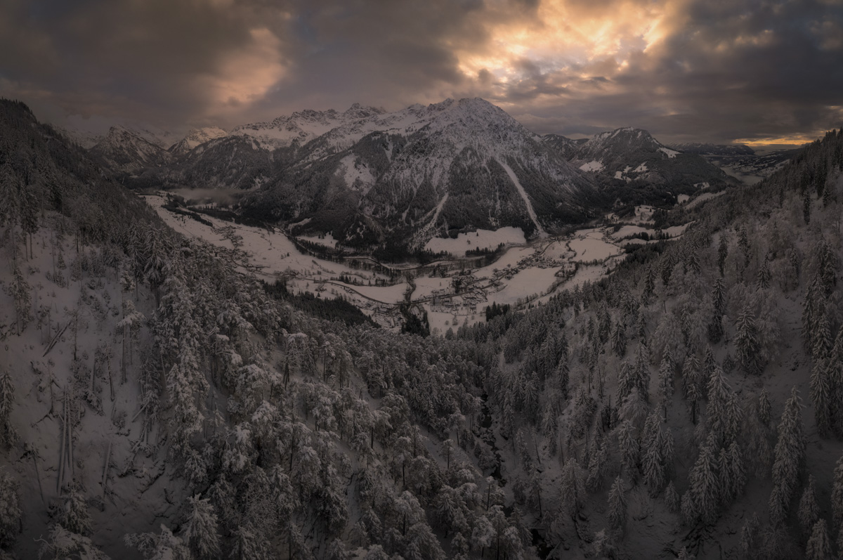 Panorama Allgäu Alpen Berge Hinterstein Winter Schnee verschneit Oberallgäu Breitenberg orange schwarz rot