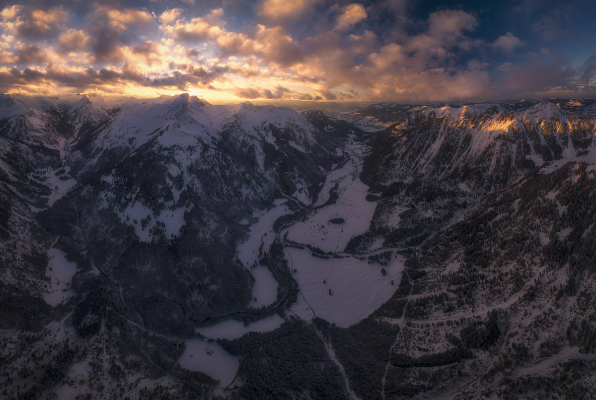 Panorama Allgäu Alpen Berge Hinterstein Winter Schnee verschneit Oberallgäu orange schwarz