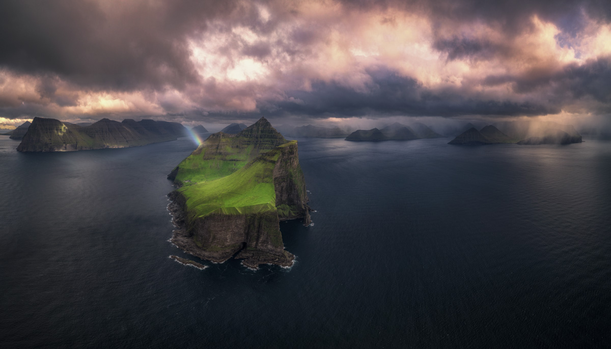 Färöer Bilder Faroe Islands Klippen Felsen Kalsoy Insel Wolken Meer Berge rot blau Regenbogen Nordinseln Trøllanes Leuchtturm