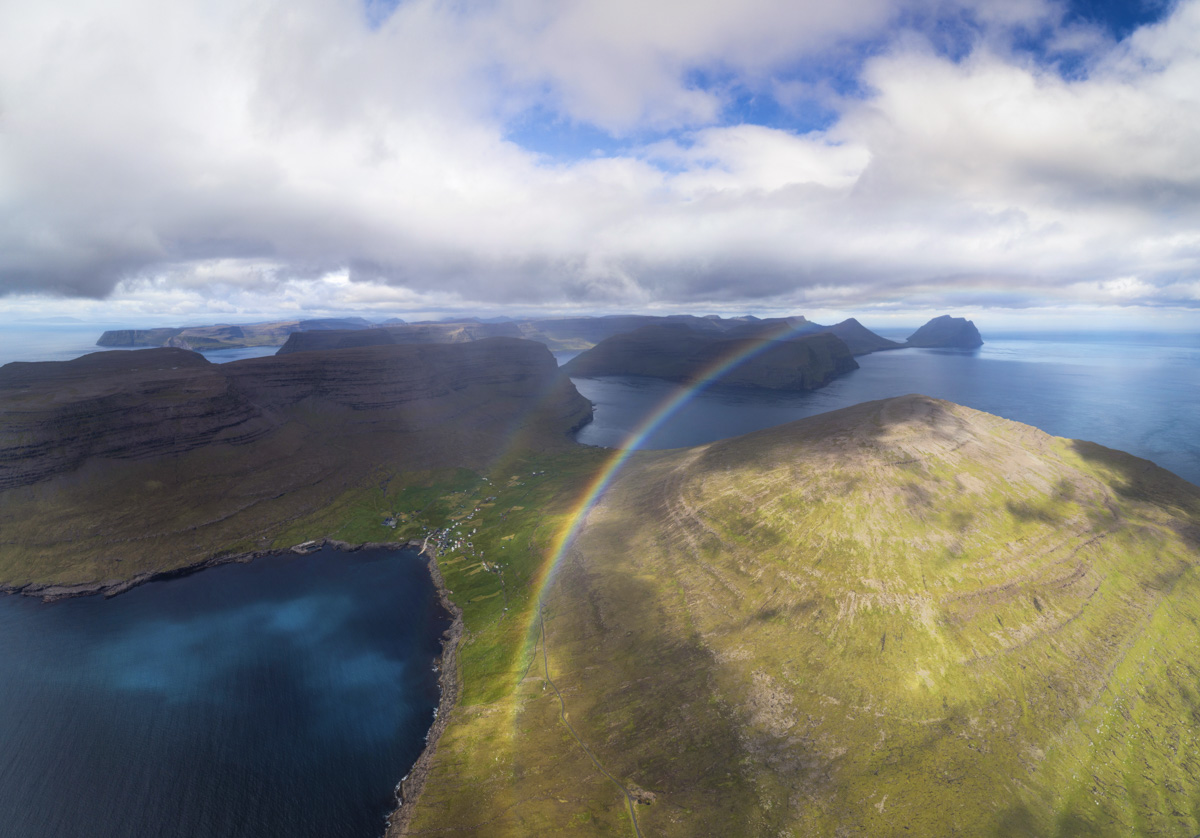 Färöer Bilder Faroe Islands kleines dorf Svínoy Insel doppelter Regenbogen Inseln Nordinseln grün blau wolken