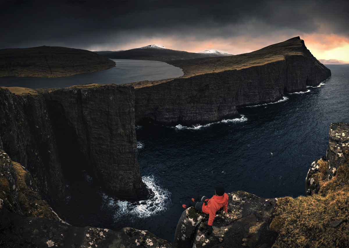 Färöer Bilder Faroe Islands Klippen Felsen Sørvágsvatn Leitisvatn Sørvágur Miðvágur Vágar See Meer Person