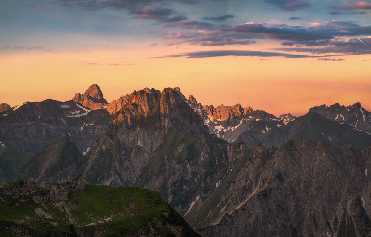 Panorama Allgäu Alpen Berge Oberstdorf Sommer Alpenglühen Sonnenuntergang Seealpsee Höfats Nebelhorn Oberallgäu orange blau sonne