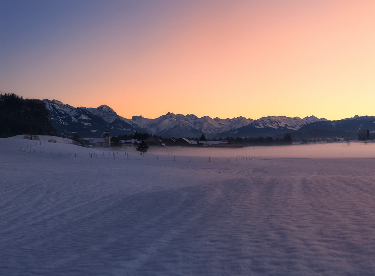 Panorama Allgäu Alpen Berge Winter Schnee verschneit alpenglühen orange rot blau sonnenuntergang