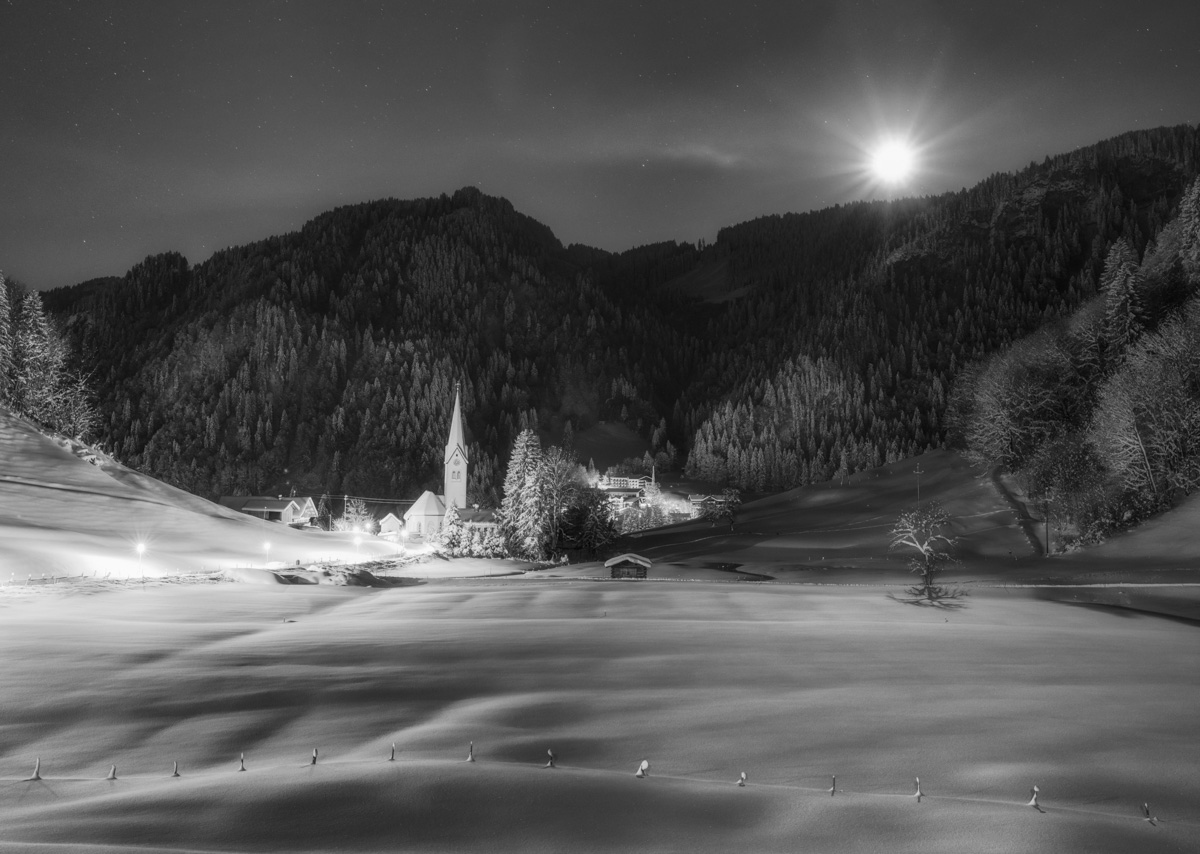 sternenbild sterne Nacht Sternenhimmel Alpen Tiefenbach Wasach Vollmond Winternacht Berge Winter Schnee verschneit Oberstdorf weiß blau orange