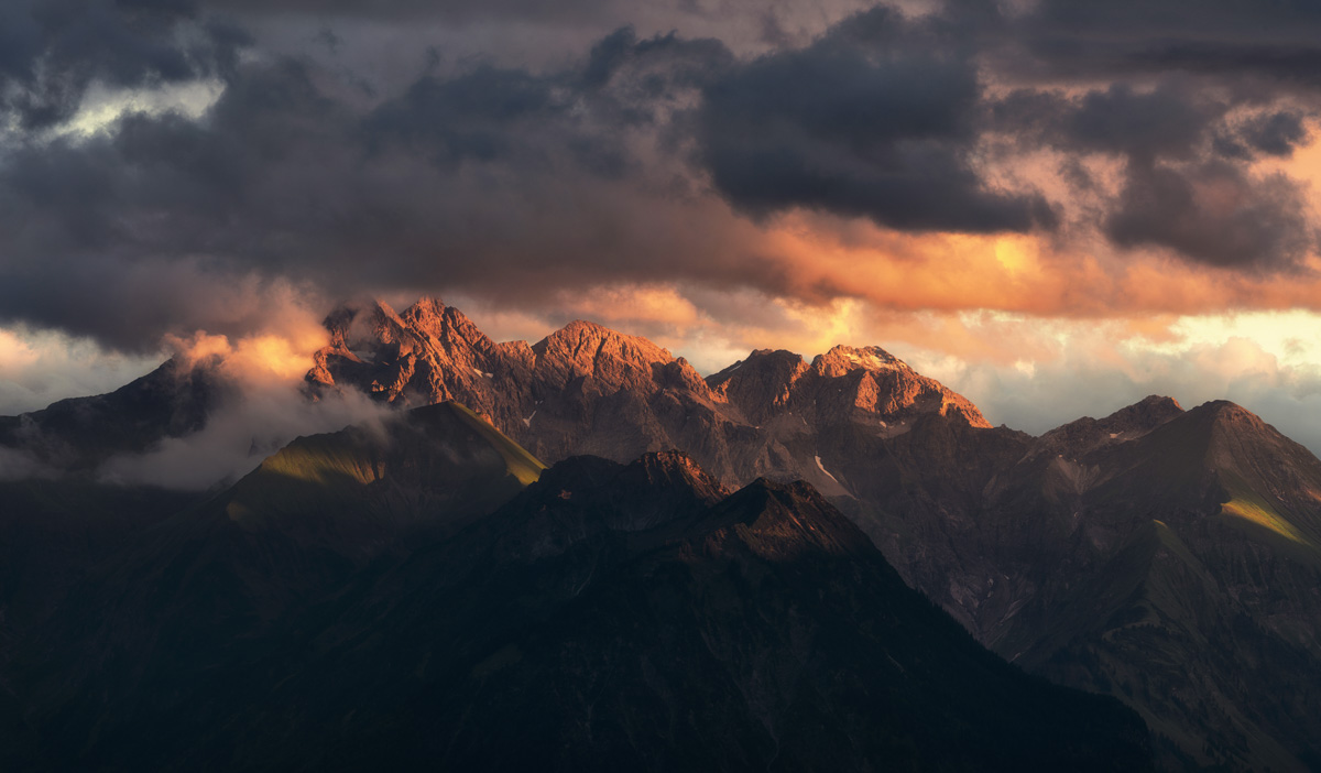 fotogalerie oberstdorf Allgäu Alpen Berge Oberstdorf Sommer Alpenglühen Sonnenuntergang Krottenkopf Krottenspitze Hornbach Kette Kemptner Hütte Oberallgäu blau rot orange sonne