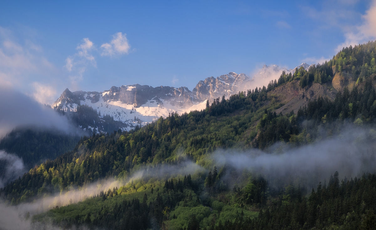 landschaftsbild Allgäu Alpen Berge Hinterstein Breitenberg Frühling Wolken Schnee Oberallgäu grün blauer himmel sonne