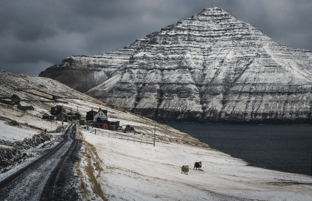 Färöer Bilder Faroe Islands kleines dorf Múli Borðoy Winter Insel Fjord Meer Berge Schnee Dorf
