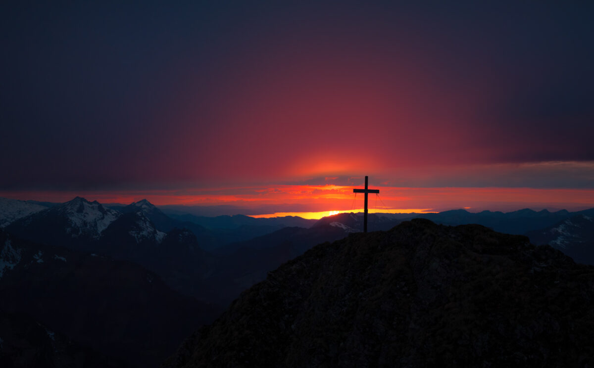 Höfats Gipfelkreuz Sonnenuntergang Silhouette Kreuz Frühling schwarz blau rot