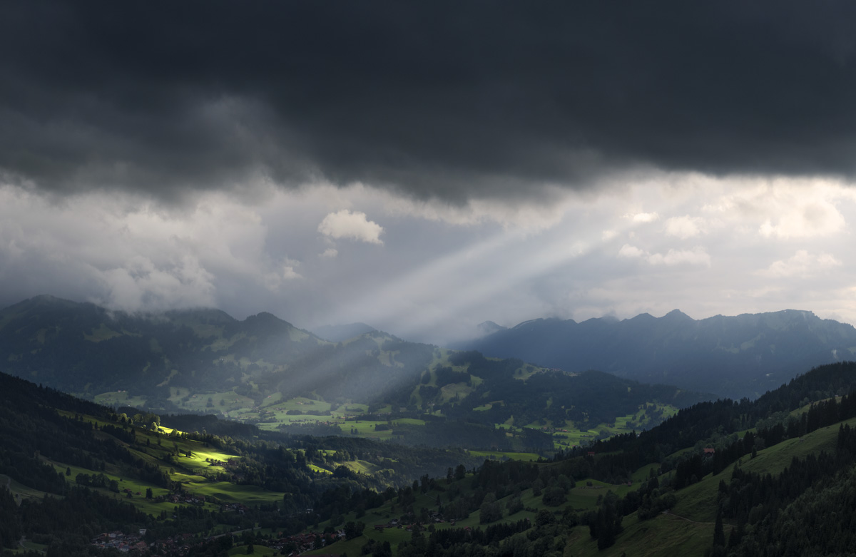 Panorama Allgäu Alpen Berge Hindelang Sommer Sonnenuntergang Sonnenaufgang Godrays Sonnenstrahl Wolken Gewitter Unwetter Oberallgäu Imberger Horn schwarz blau grün sonne