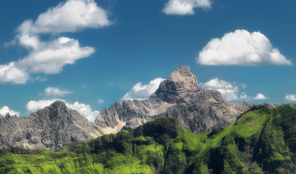 landschaftsbild Allgäu Alpen Nebelhorn Hochvogel Berge Hinterstein Sommer Oberallgäu grün blauer himmel wolken sonne