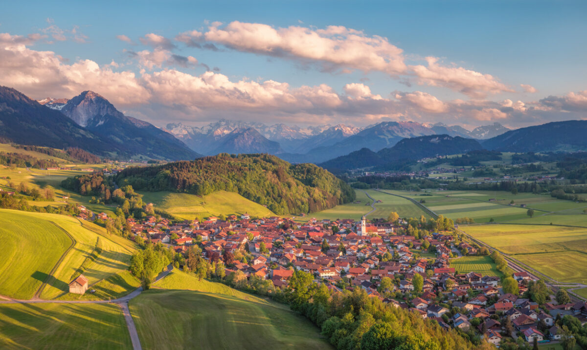 157 Altstädten Sonthofen Frühling Illertal Rubihorn Oberstdorf Fischen Dorf grün blau