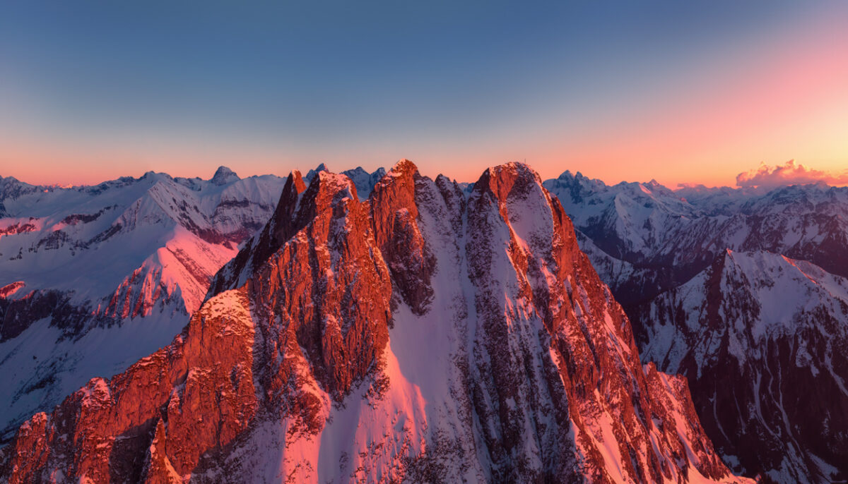 Panorama Allgäu Alpen Berge Oberstdorf Winter Schnee Sonnenuntergang Alpenglühen Höfats Nebelhorn Nebel Oberallgäu orange rot blau