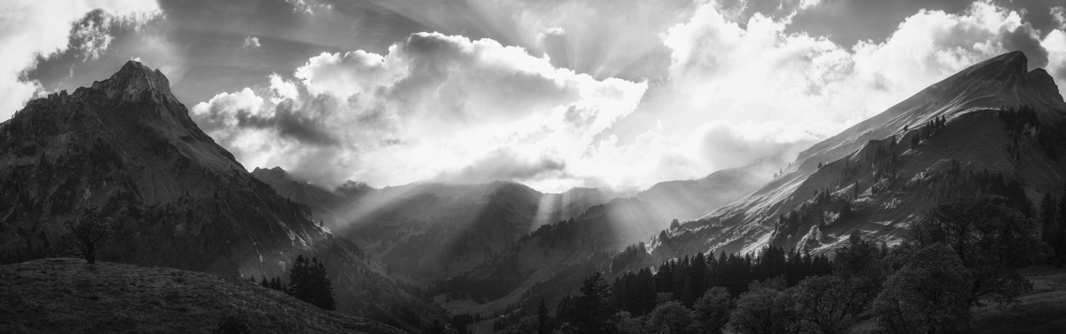 landschaftsbild Allgäu Alpen Berge Hinterstein Herbst Oberallgäu Godrays Giebel Schwarzenberg blauer himmel sonne