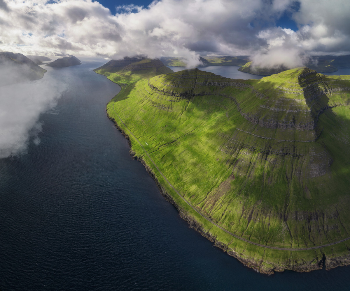Färöer Bilder Faroe Islands Kalsoy Insel Wolken Meer Berge Grün Blau Nordinseln