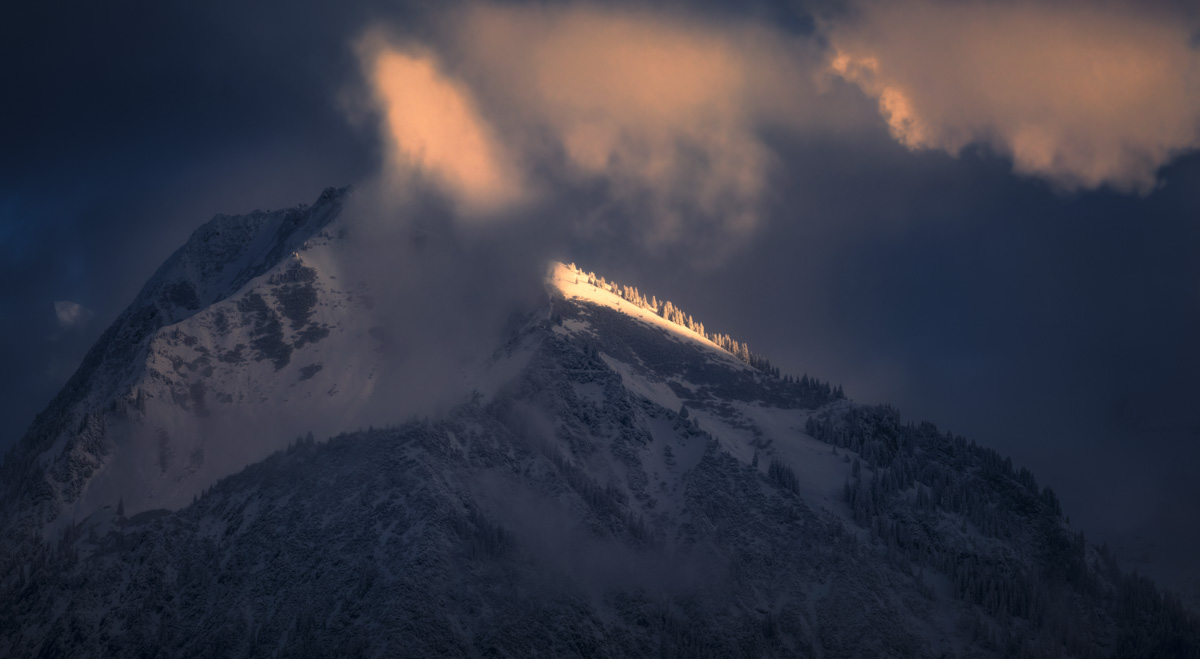 Panorama Allgäu Alpen Berge Winter Schnee verschneit Kegelkopf Höfats Hochalpen Oberstdorf Oberallgäu Sonnenuntergang blau rot orange sonne