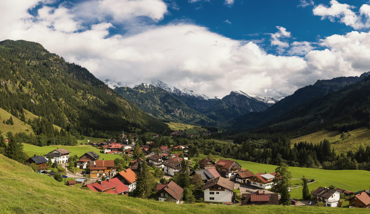 landschaftsbild Allgäu Alpen Berge Hinterstein Sommer Oberallgäu grüne wiesen blauer himmel sonne