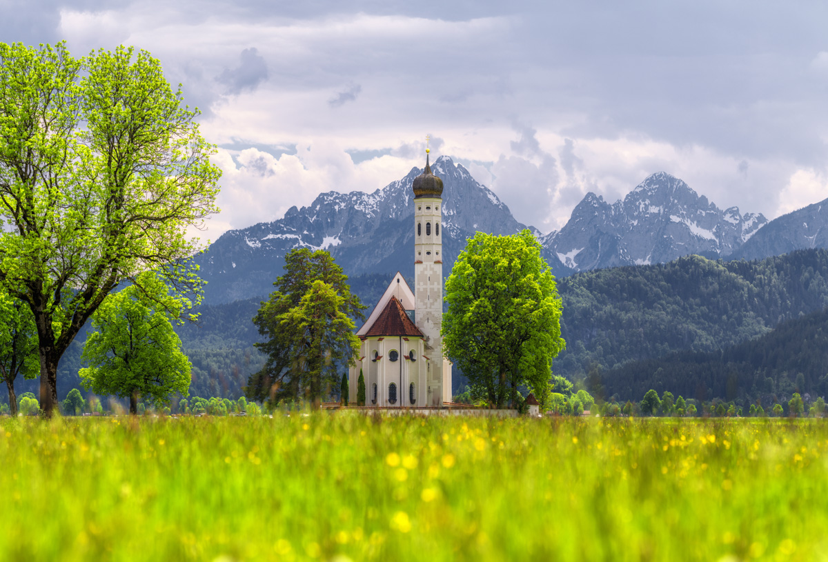 Panorama Allgäu Alpen Berge OstAllgäu Forggensee Hopfensee Schloss Neuschwanstein Füssen Sankt Coloman Kirche Frühling grüne wiesen blauer himmel sonne