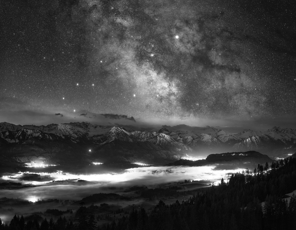 sternenbild sterne Nacht Sternenhimmel Alpen Berge Illertal Milchstraße Nacht Sterne Oberstdorf Sommer orange schwarz