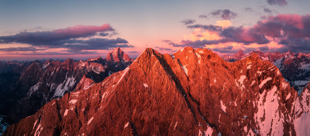 Panorama Allgäu Alpen Berge Hinterstein Frühling Schnee Sonnenuntergang Sonnenuntergang Alpenglühen Großer Wilder Hochvogel Oberallgäu orange rot