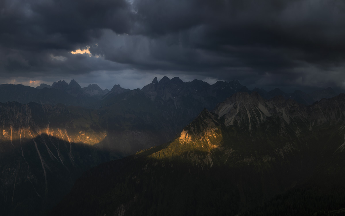 Panorama Allgäu Alpen Berge Oberstdorf Sommer Gewitter Schauer Sturm Blitz Oberallgäu orange blau schwarz