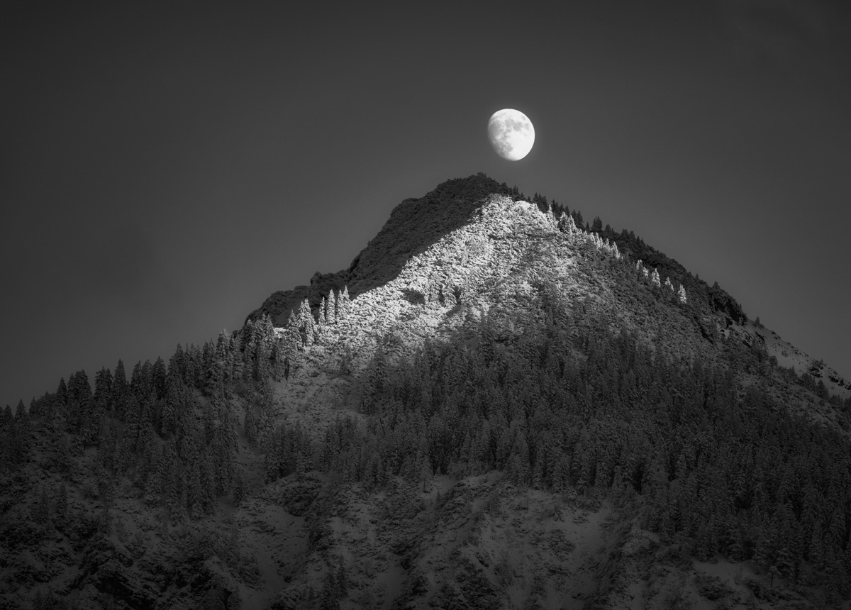 Mondbilder Mond Allgäu Alpen Berge Winter Schnee verschneit Schattenberg Nebelhorn Mondaufgang Vollmond himmel weiß blau rot orange
