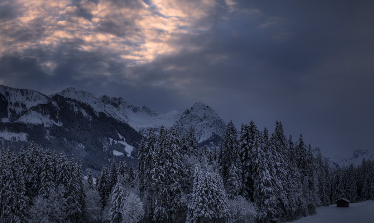 Panorama Allgäu Alpen Berge Winter Schnee verschneit schweineberg bäume rubihorn Fischen orange blau schwarz sonnenaufgang