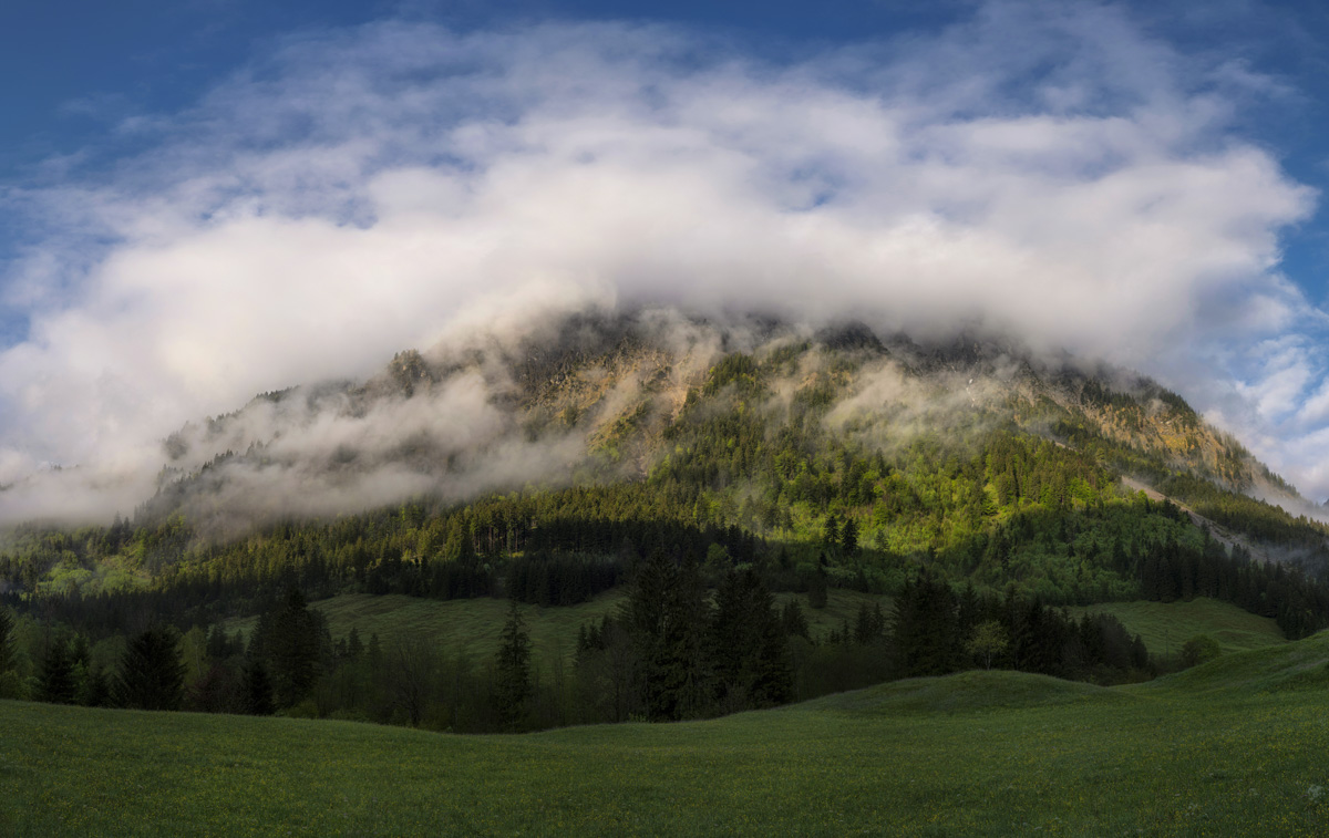 Panorama Allgäu Alpen Berge Hinterstein Frühling Breitenberg Oberallgäu Wolken grüne wiesen blauer himmel sonne
