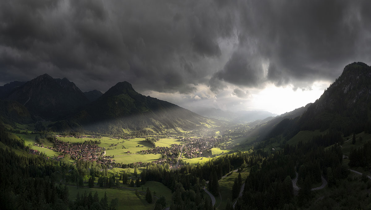 landschaftsbild Allgäu Alpen Berge Hindelang Sommer Godrays Sonnenstrahl Wolken Gewitter Unwetter Oberallgäu grün schwarz weiß sonne