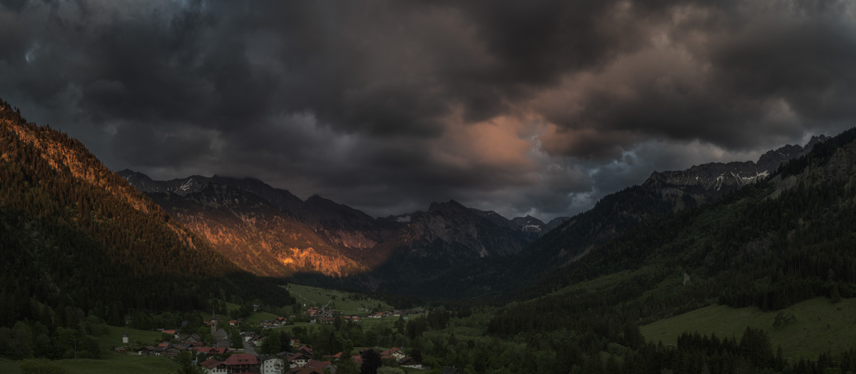 Panorama Allgäu Alpen Berge Hinterstein Sommer Sonnenuntergang Alpenglühen Oberallgäu orange schwarz sonne