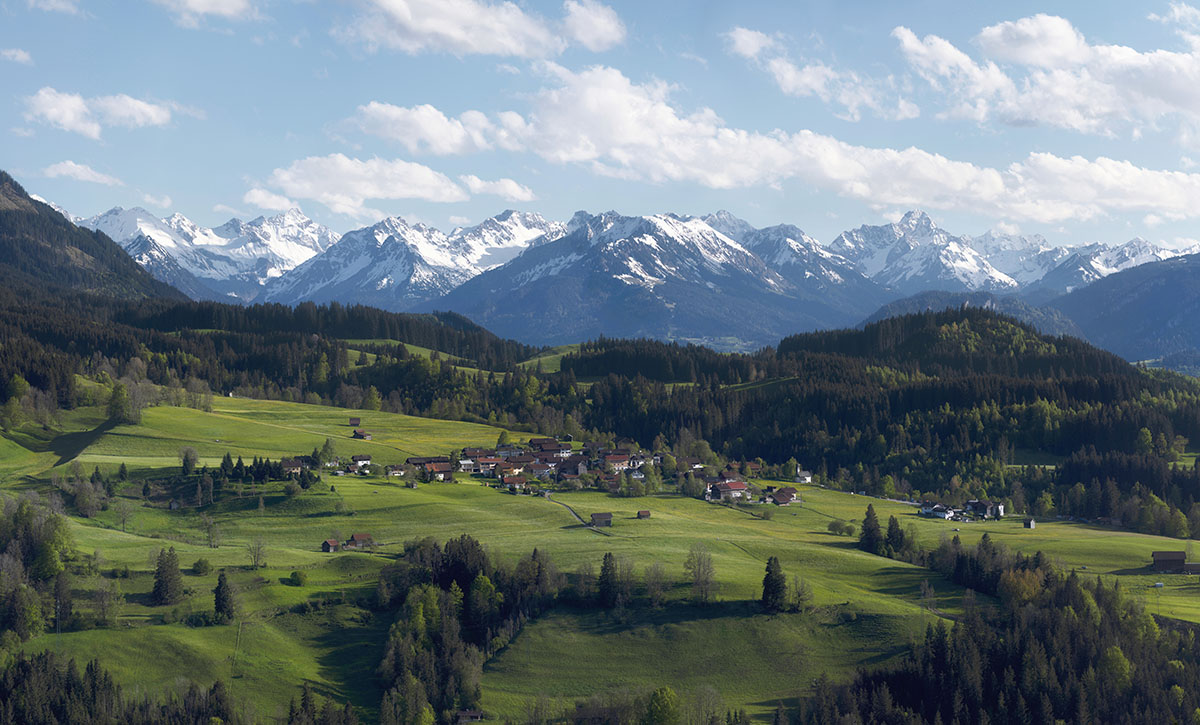 landschaftsbild Allgäu Alpen Berge Oberallgäu Imberg blauer Himmel Grüne Wiesen blauer himmel frühling sonne
