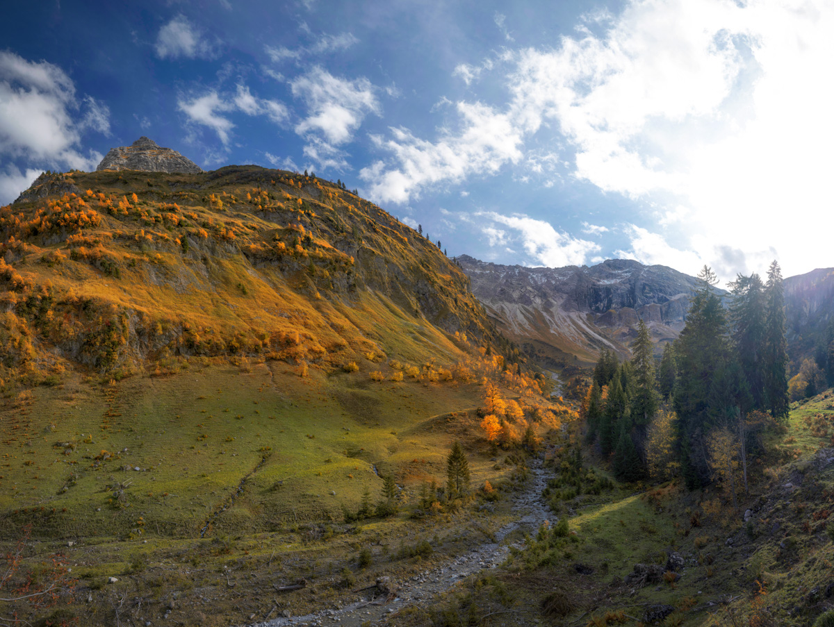 landschaftsbild Allgäu Alpen Berge Hinterstein Herbst Herbstfarben Laub goldener Herbst Indian Summer Oberallgäu rot blauer himmel sonne
