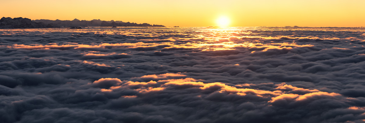 Panorama Allgäu Alpen Berge Nebelmeer Nebel Sonnenuntergang rot blau winter verschneit schnee sonne