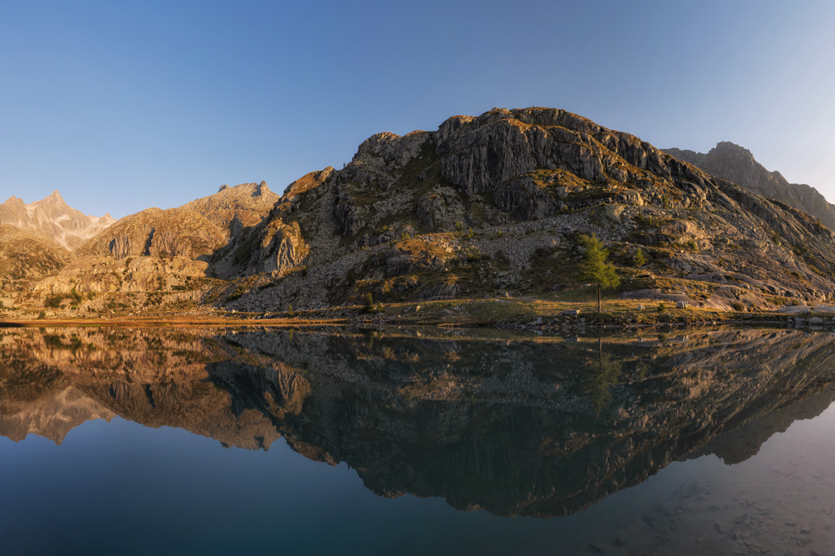 landschaftsbild Dolomiten Sonnenaufgang Bergsee Alpenglühen blauer himmel sommer sonne