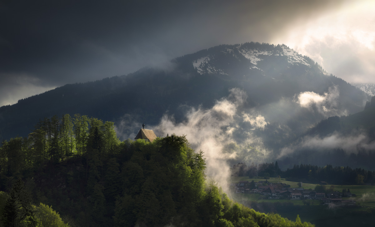 landschaftsbild Allgäu Alpen Berge Schöllanger Burg Sommer Godrays Sonnenstrahl Wolken Gewitter Unwetter Oberallgäu schwarz weiß blau grün sonne